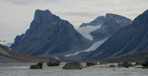 The end of the bay greeted us with a selection of massive boulders on a sandy beach.